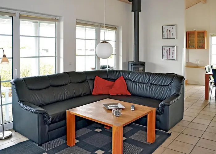 4 Bedroom Lovely In Nyaraló